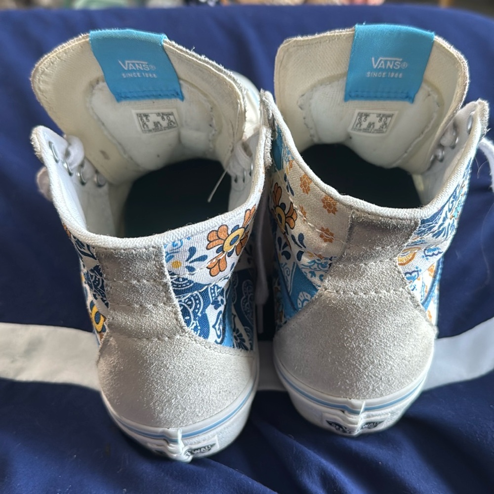 Women’s size 8 Vans tennis shoes.